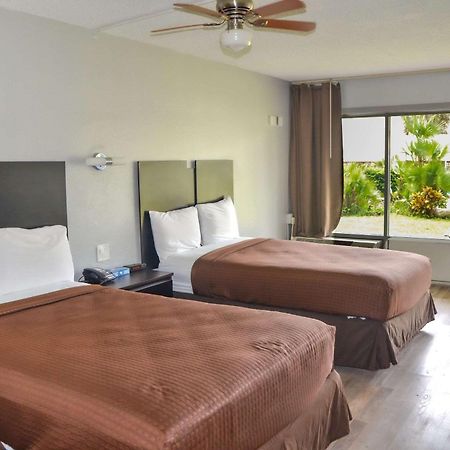 Rodeway Inn Sun City Center Bagian luar foto