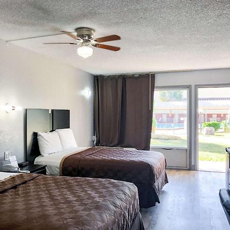 Rodeway Inn Sun City Center Bagian luar foto