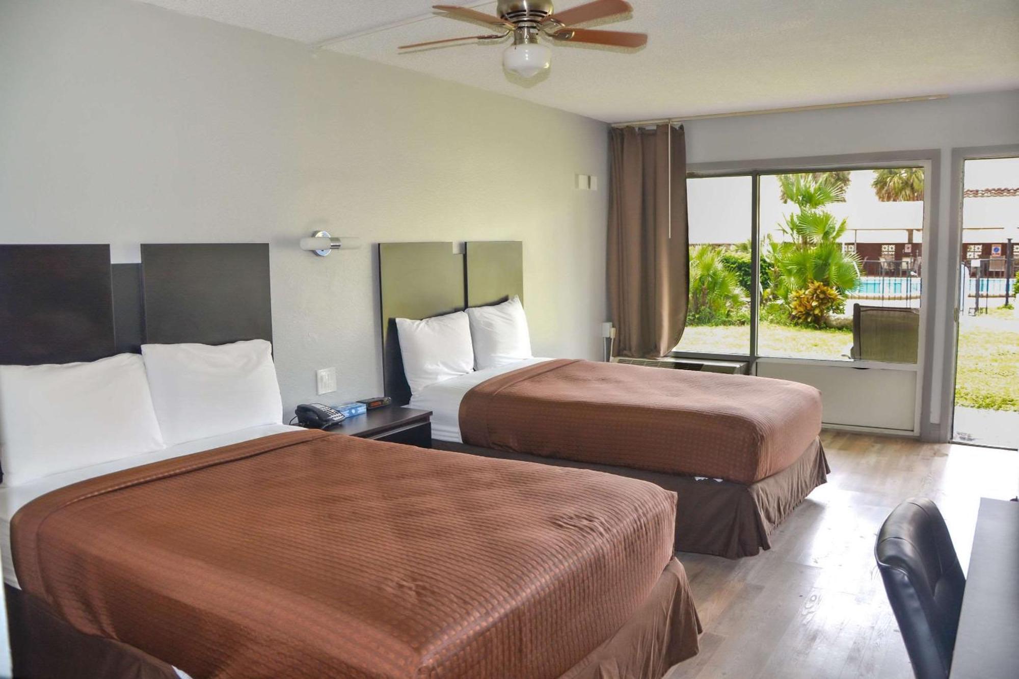 Rodeway Inn Sun City Center Bagian luar foto
