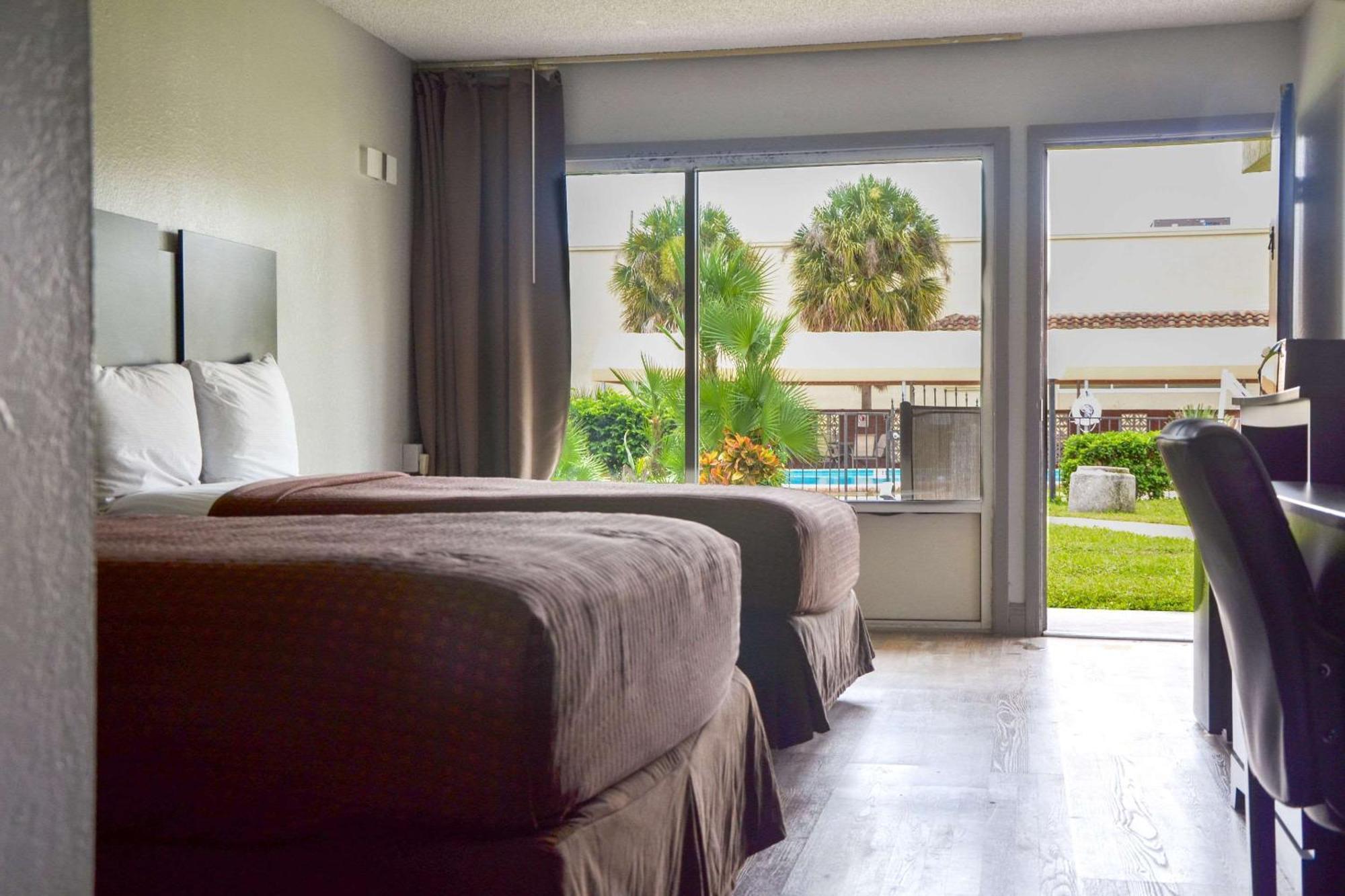 Rodeway Inn Sun City Center Bagian luar foto