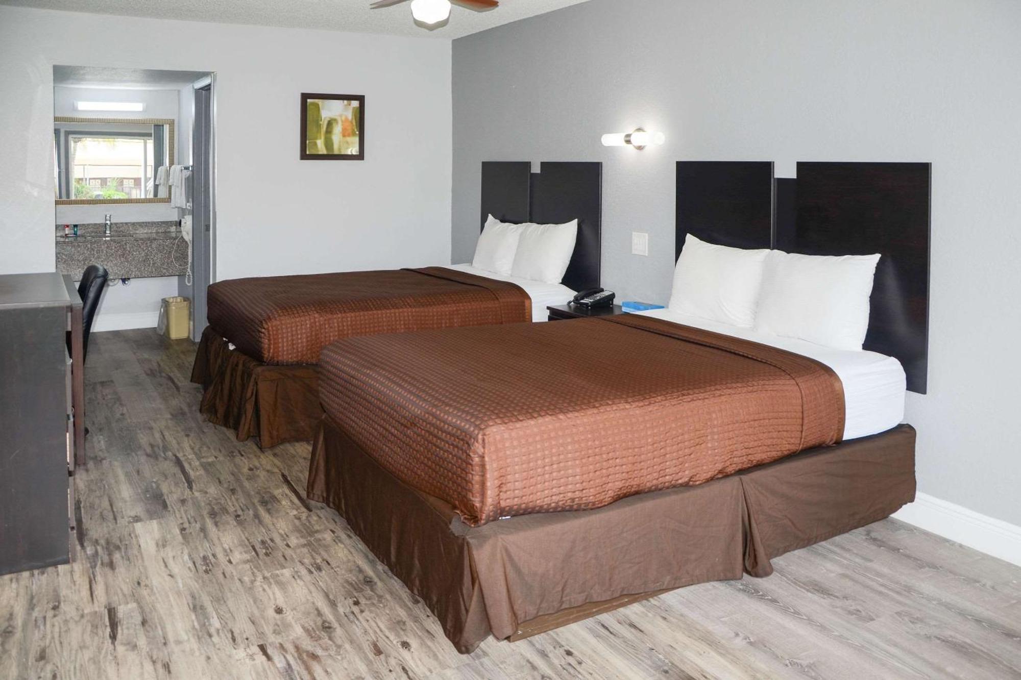 Rodeway Inn Sun City Center Bagian luar foto