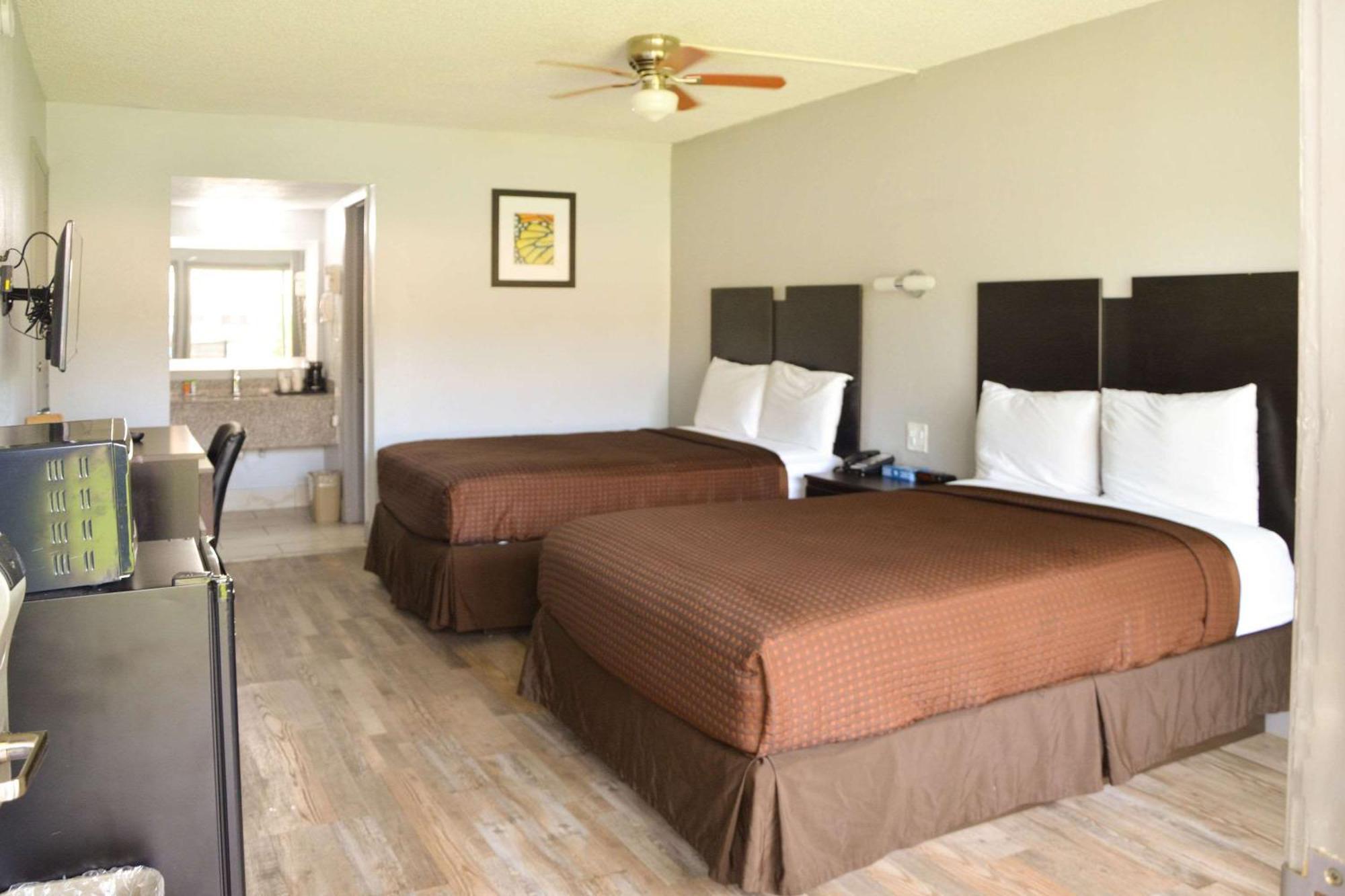 Rodeway Inn Sun City Center Bagian luar foto