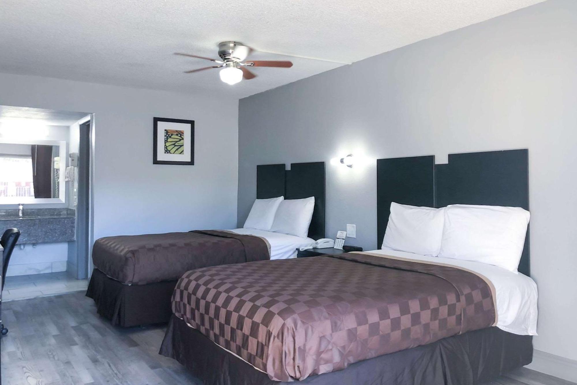 Rodeway Inn Sun City Center Bagian luar foto