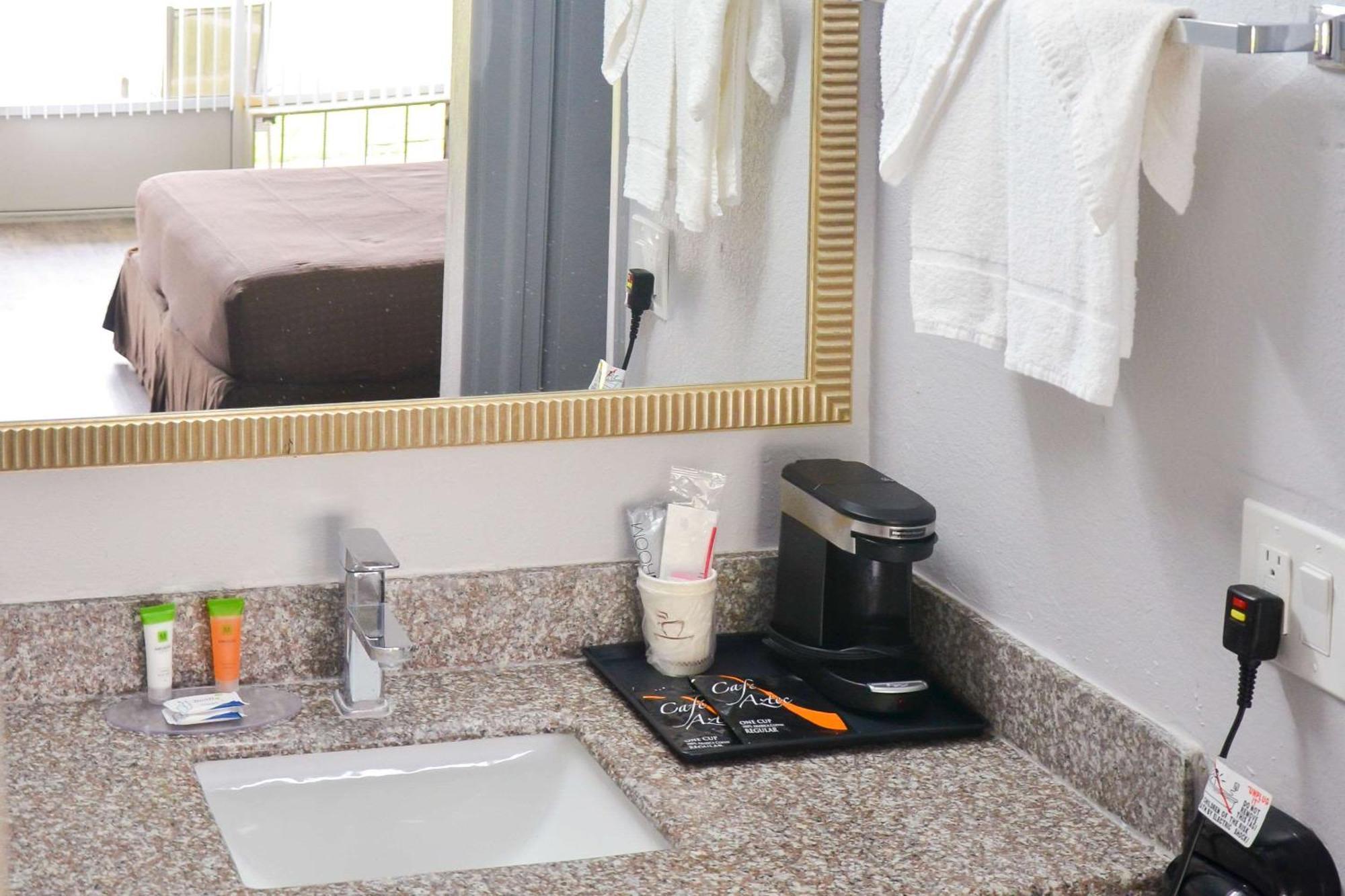 Rodeway Inn Sun City Center Bagian luar foto