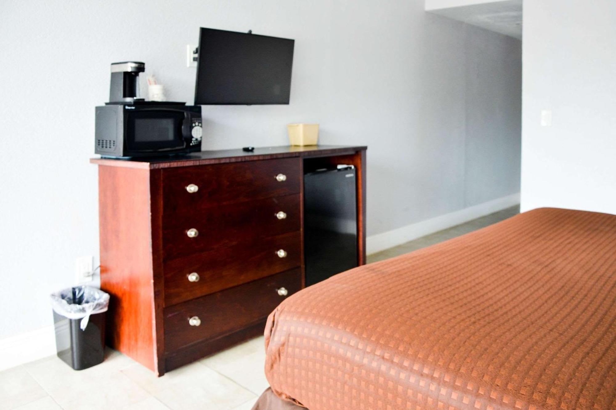 Rodeway Inn Sun City Center Bagian luar foto