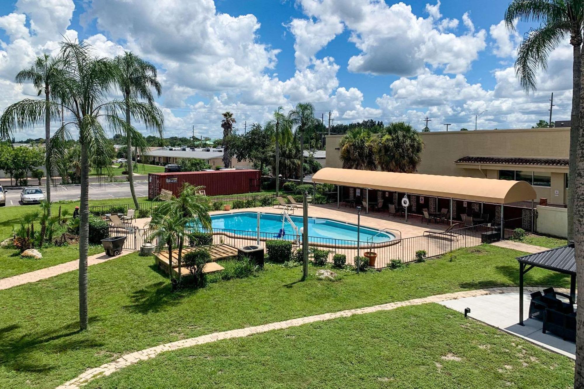 Rodeway Inn Sun City Center Bagian luar foto