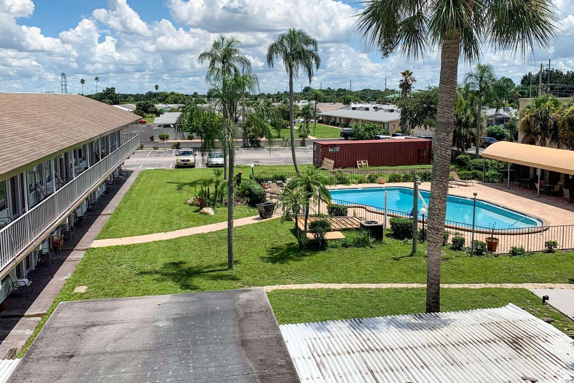 Rodeway Inn Sun City Center Bagian luar foto
