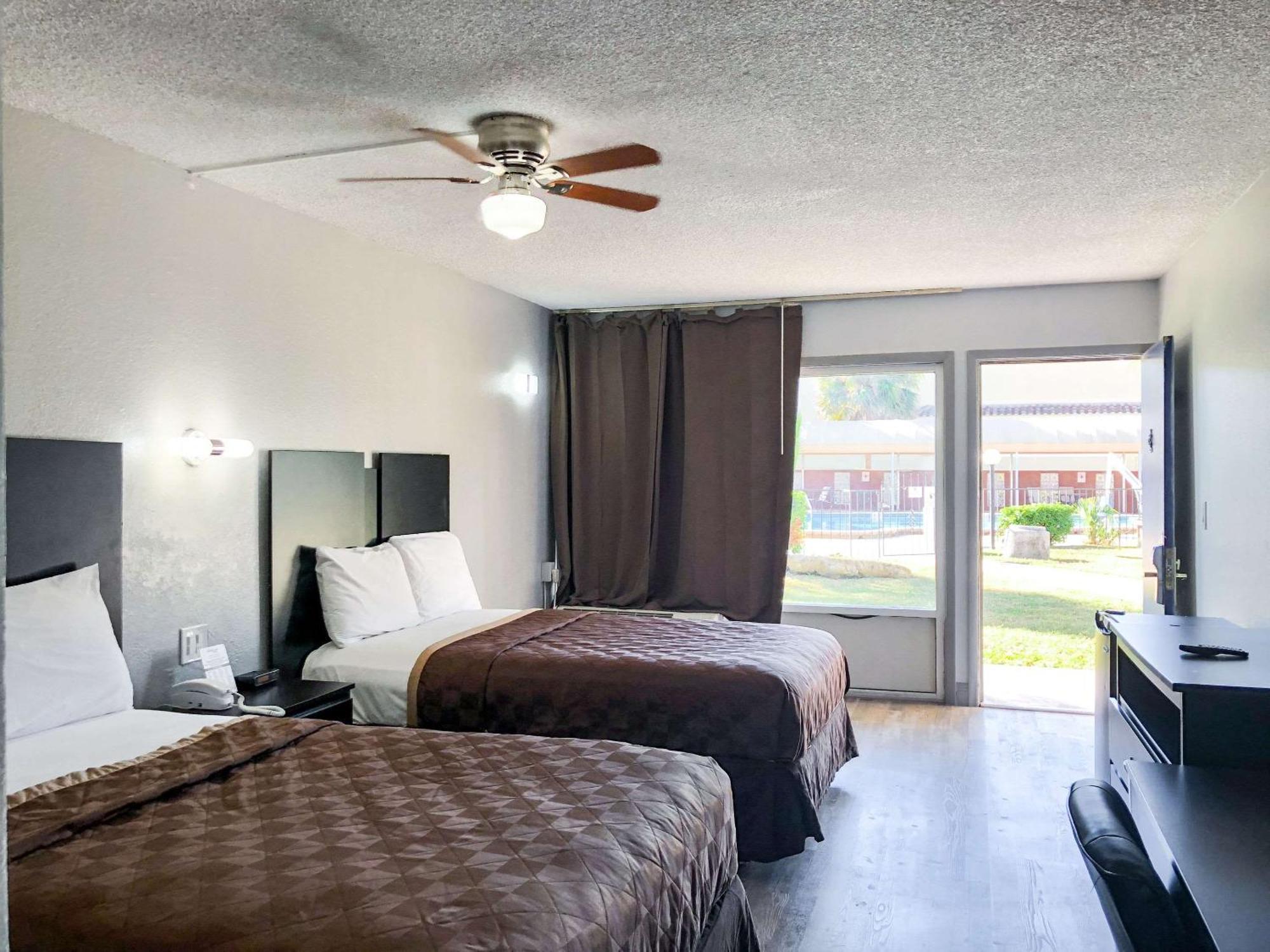 Rodeway Inn Sun City Center Bagian luar foto
