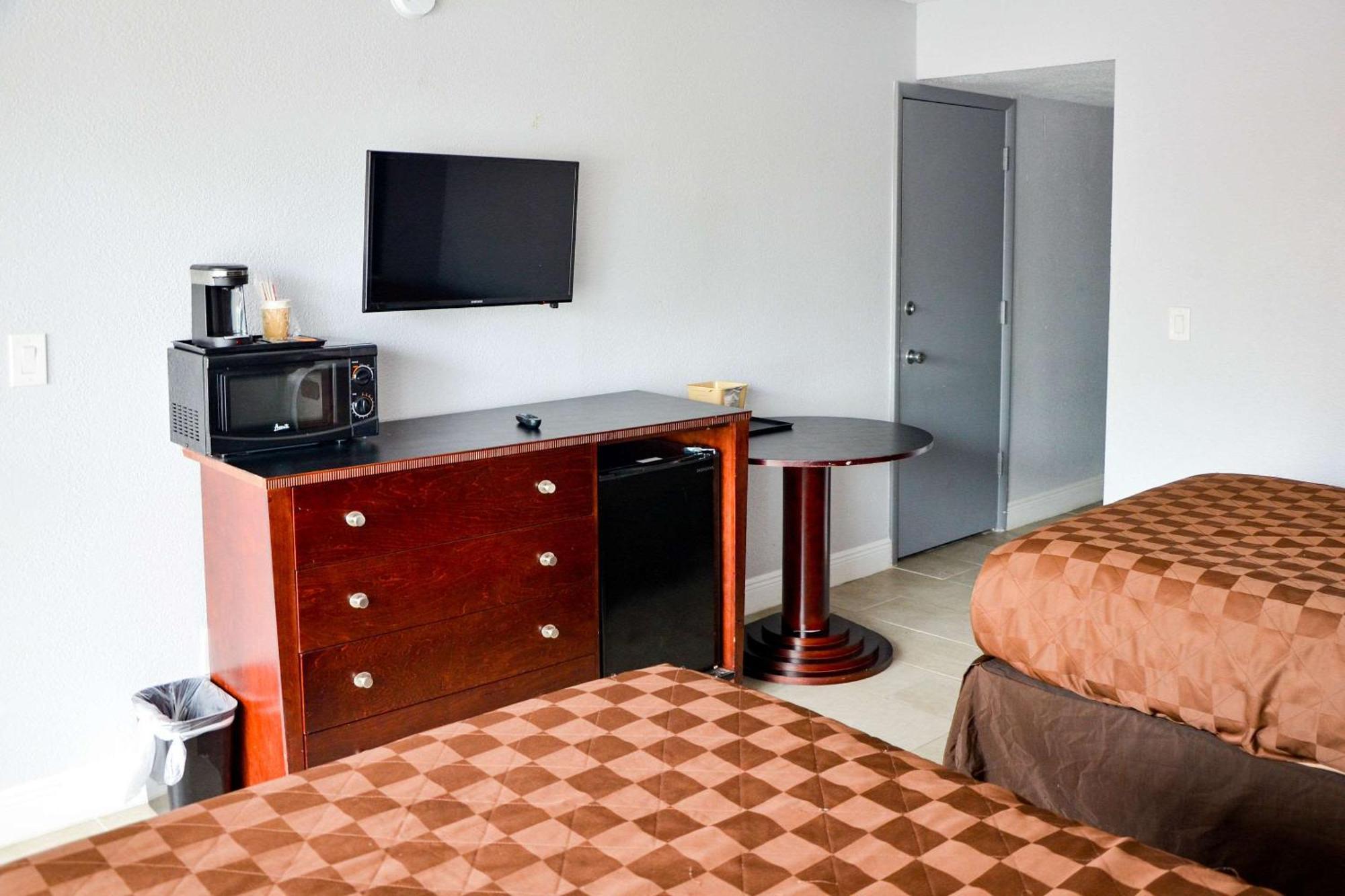 Rodeway Inn Sun City Center Bagian luar foto