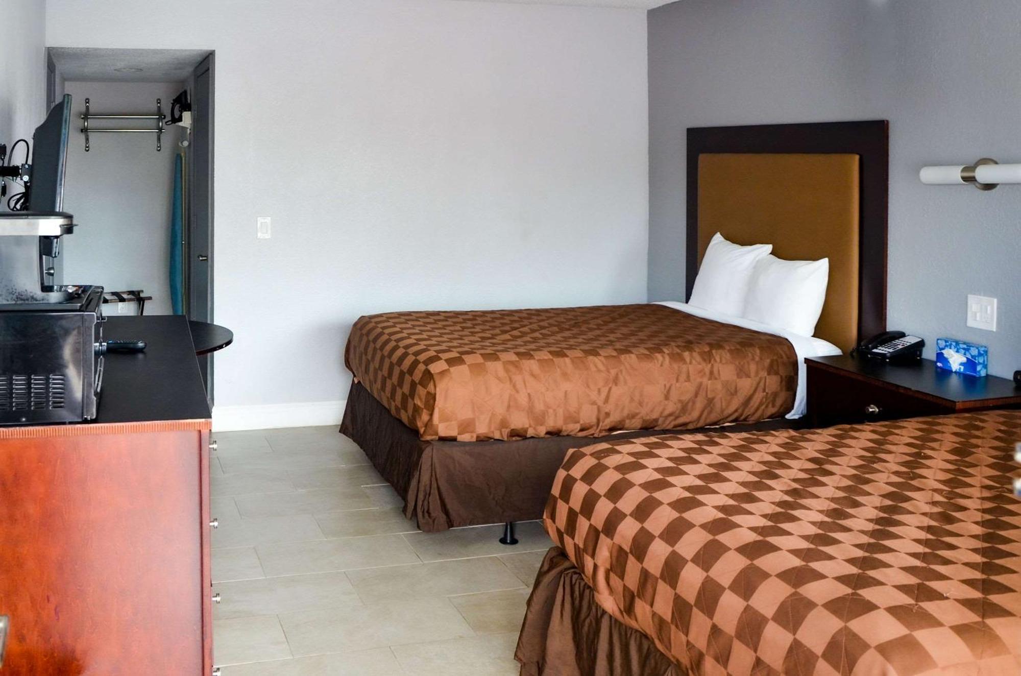 Rodeway Inn Sun City Center Bagian luar foto