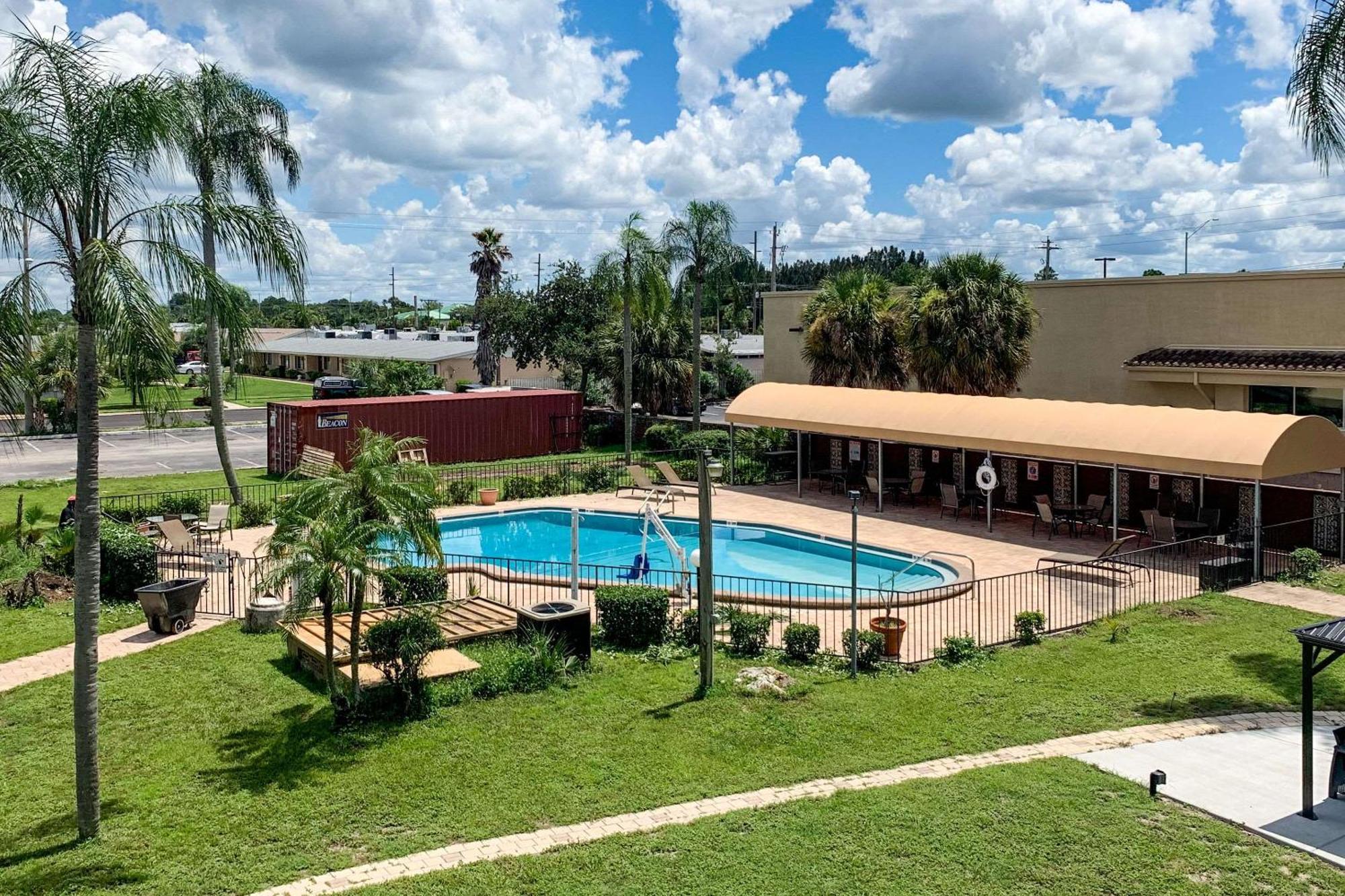 Rodeway Inn Sun City Center Bagian luar foto