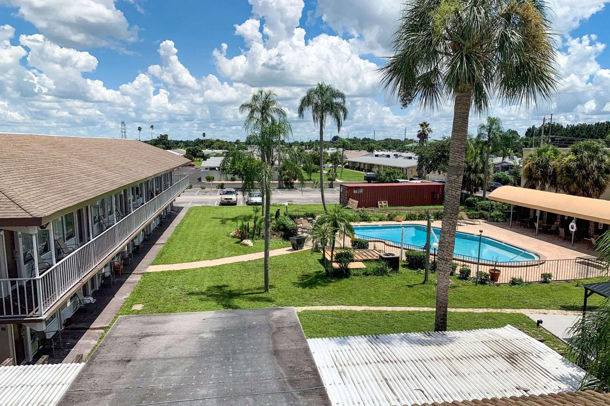 Rodeway Inn Sun City Center Bagian luar foto