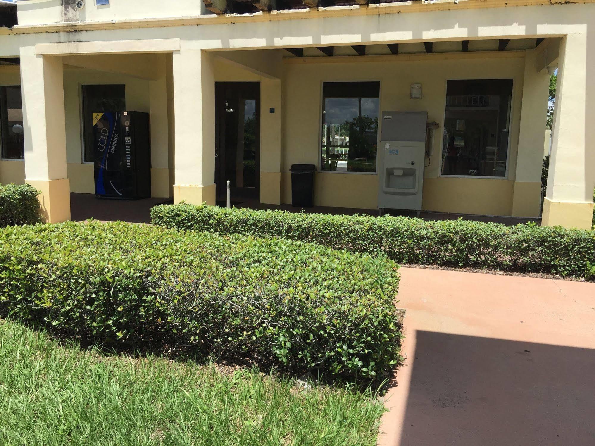 Rodeway Inn Sun City Center Bagian luar foto