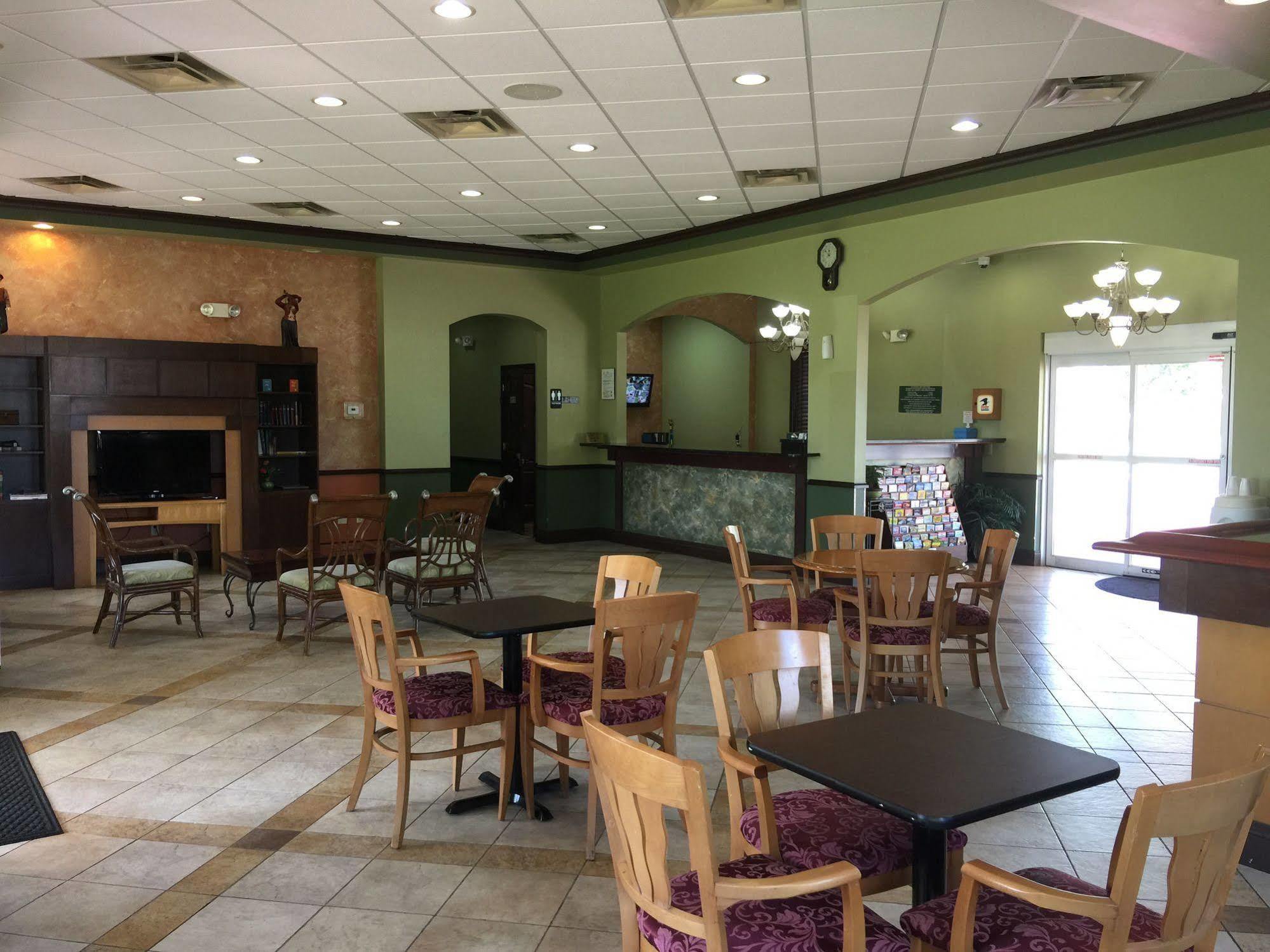 Rodeway Inn Sun City Center Bagian luar foto