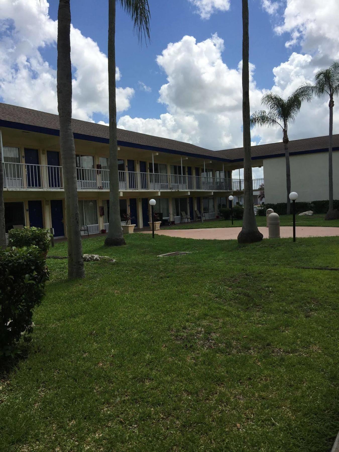 Rodeway Inn Sun City Center Bagian luar foto