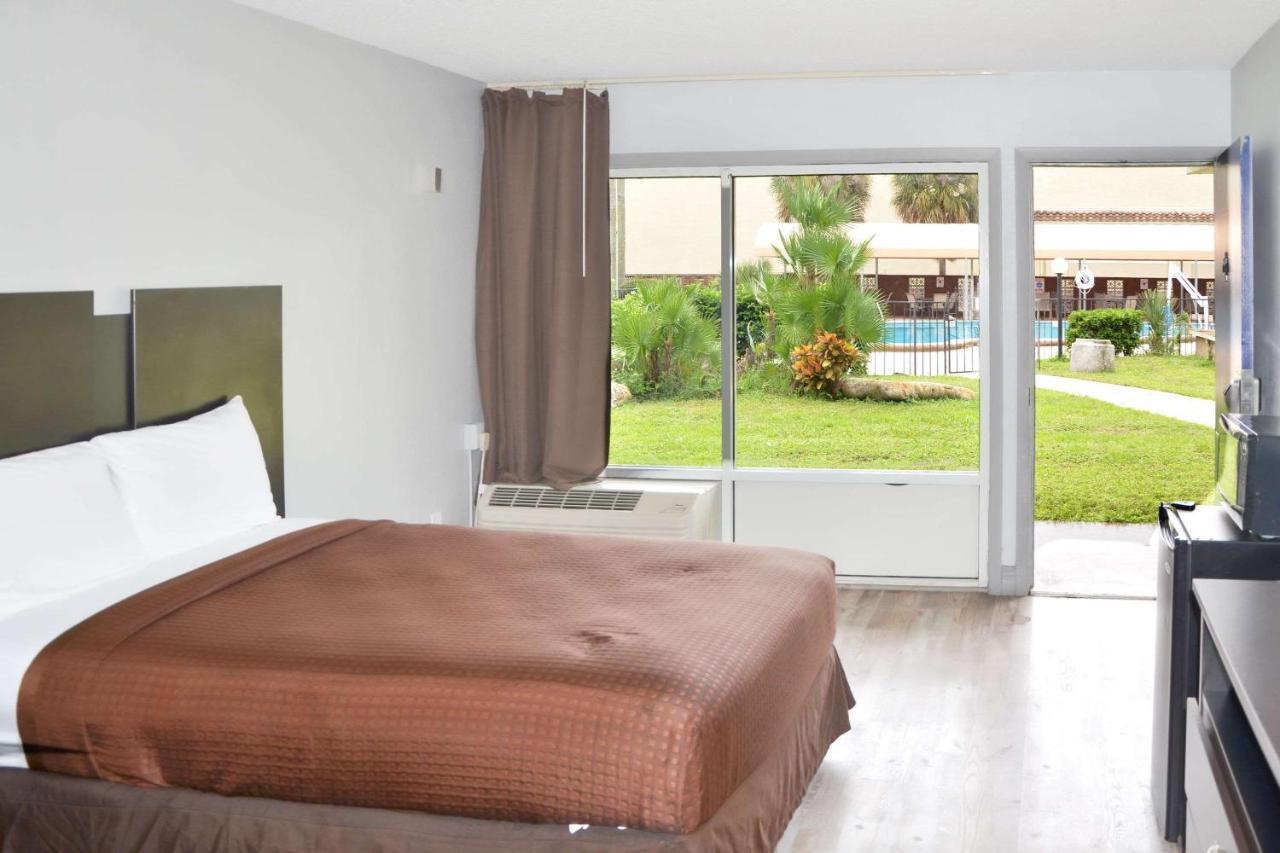 Rodeway Inn Sun City Center Bagian luar foto
