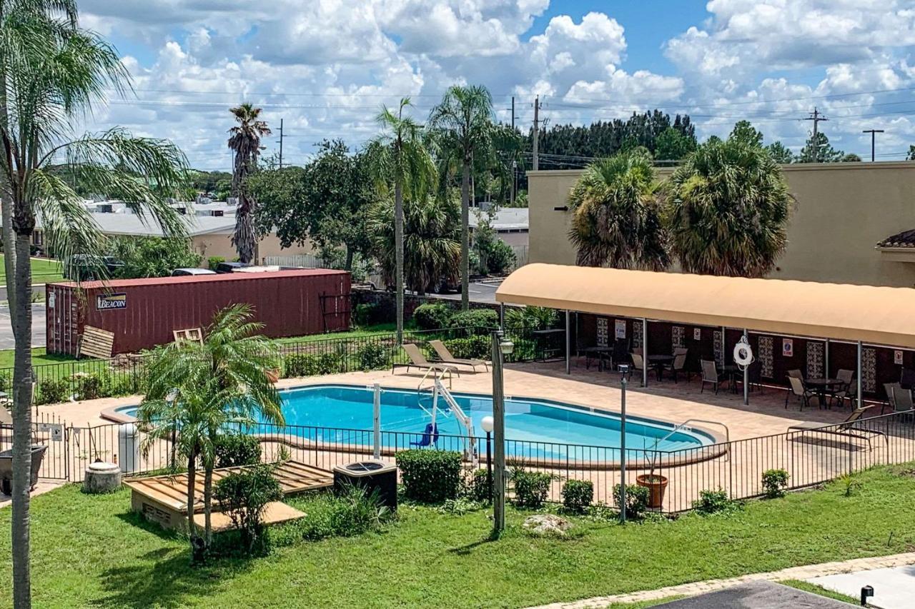 Rodeway Inn Sun City Center Bagian luar foto